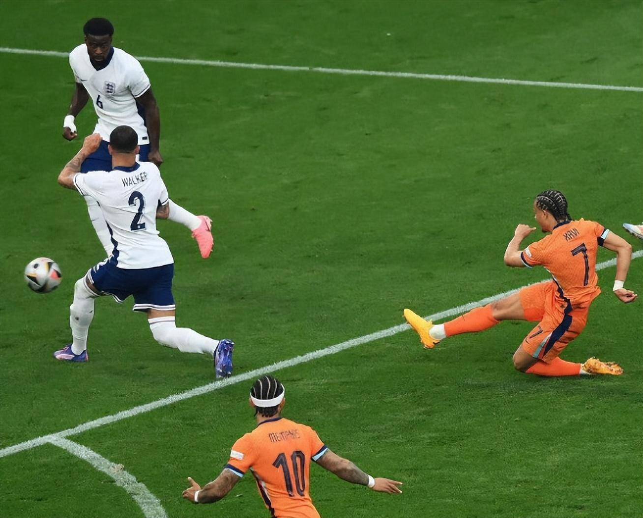  曼联训练开放日；清晨回应争议引欢呼；足总杯在即；年轻球员得到机会