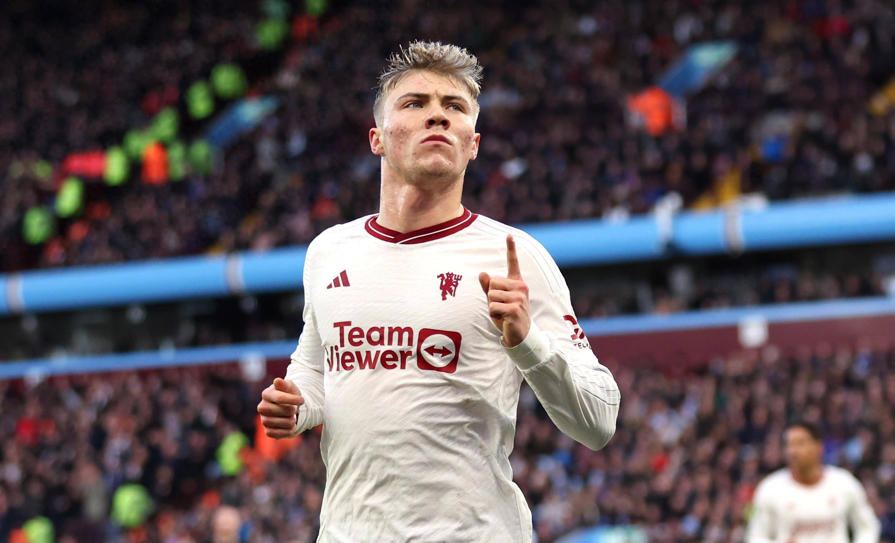  曼联训练开放日；清晨回应争议引欢呼；足总杯在即；年轻球员得到机会