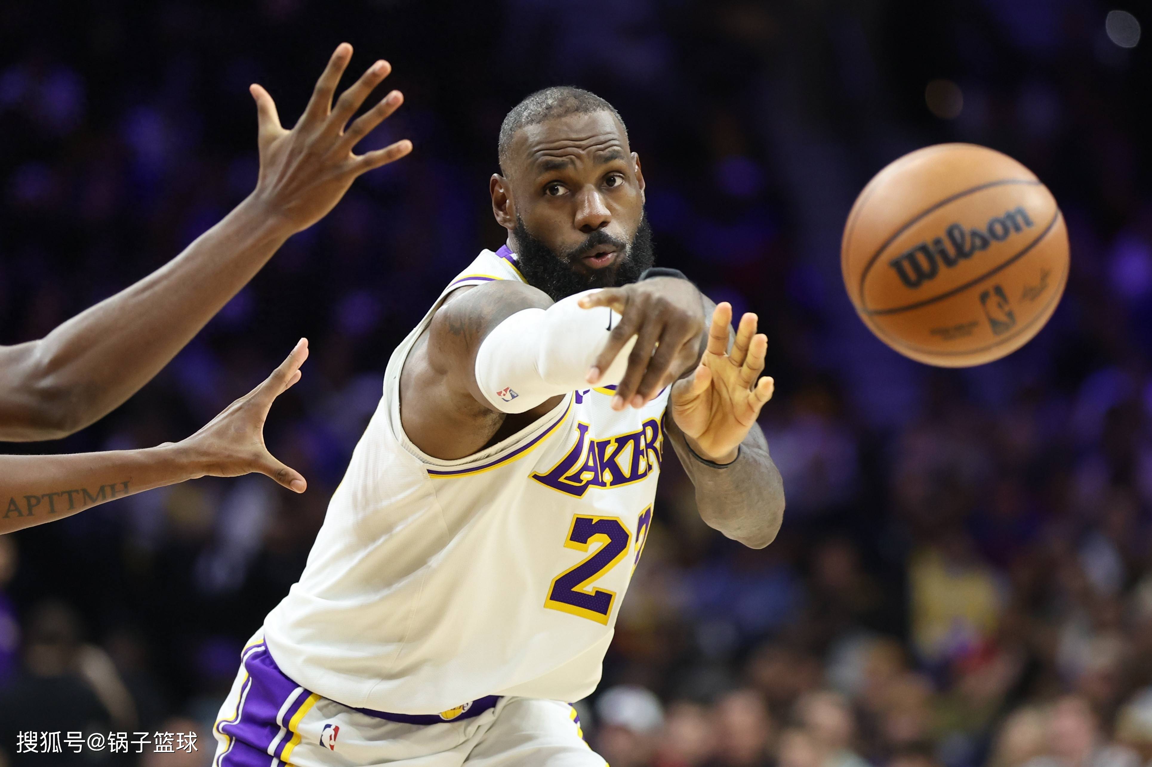  詹姆斯爆冷击败塞尔维亚队,绝杀引爆全场视频 